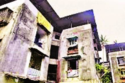 दोन दिवसांपूर्वी कोपरखरणेत एका इमारतीत दुर्घटना घडून पाच जण जखमी झाले. यात धक्कादायक बाब म्हणजे या इमारतीचे बांधकाम हे फक्त १३ वर्षांपूर्वी झालेले होते.