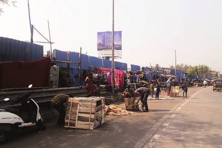 घाटकोपरच्या छेडा नगर येथील संरक्षित, प्रतिबंधित कांदळवनावर भरणा करून नवी वस्ती उभी करण्याची धडपड वेगाने सुरू आहे.