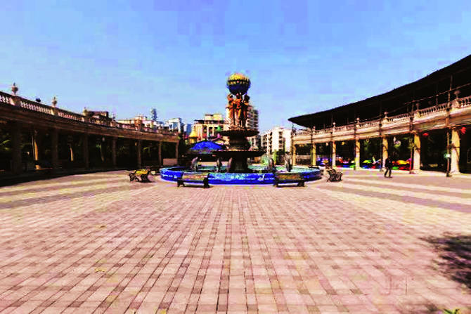 मीरा-भाईंदर महानगरपालिकेची ‘शिवार गार्डन’साठी आरक्षित जागा न्यायप्रविष्ट असताना कंत्राटदार त्या जागेचा वापर आपल्या सोयीनुसार करत असल्याचे समोर आले आहे. मीरा-भाईंदर महानगरपालिकेची ‘शिवार गार्डन’साठी आरक्षित जागा न्यायप्रविष्ट असताना कंत्राटदार त्या जागेचा वापर आपल्या सोयीनुसार करत असल्याचे समोर आले आहे.