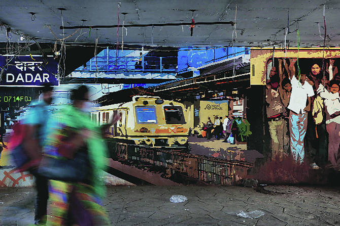 मध्य आणि पश्चिम रेल्वेवरील स्थानकांवर उपनगरी रेल्वेगाडय़ा आणि त्यांतील गर्दीचे दर्शन घडविणारी भित्तीचित्रे चिटकविण्यात आली आहेत. (छायाचित्र : अमित चक्रवर्ती)