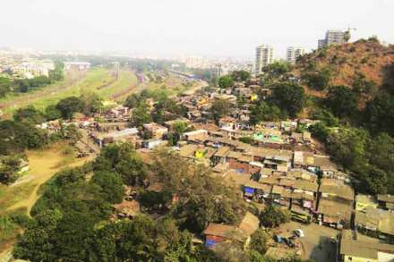 नेतिवली टेकडीला नवीन झोपडय़ांचा विळखा.