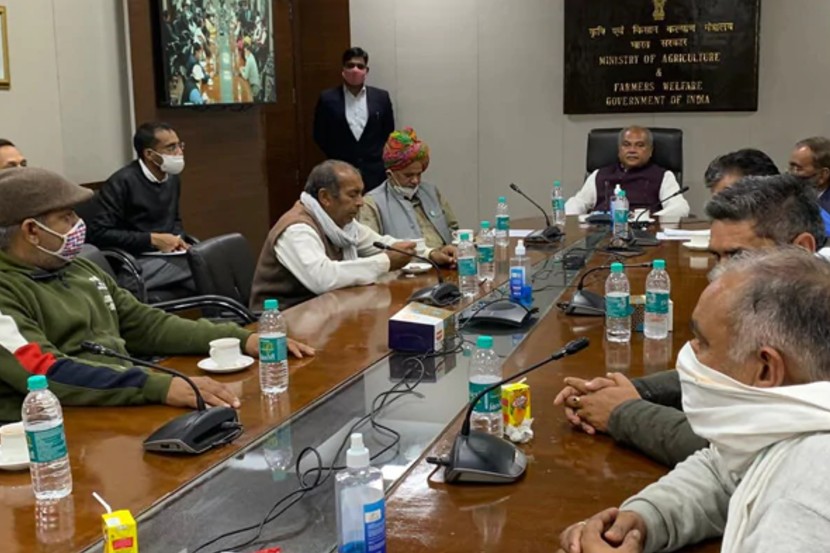 केंद्रीय कृषिमंत्र्यांशी चर्चा करताना शेतकरी.