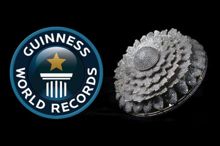 साडेबारा हजार हिरे, व्यापाऱ्यानं तयार केली अनोखी अंगठी; झाला जागतिक विक्रम साडेबारा हजार हिरे, व्यापाऱ्यानं तयार केली अनोखी अंगठी; झाला जागतिक विक्रम