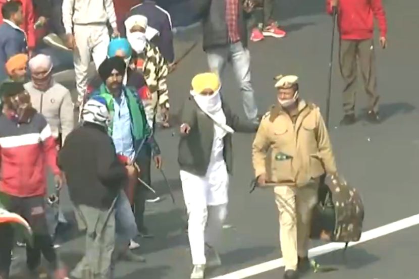 …अन् संतप्त शेतकऱ्यांमध्ये अडकलेल्या ‘त्या’ पोलीस कर्मचाऱ्यासाठी तो एकटा धावला