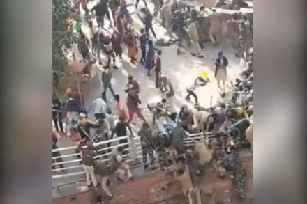 शेतकऱ्यांपासून जीव वाचवण्यासाठी पोलिसांनी लाल किल्ल्यावरुन मारल्या उड्या; धक्कादायक व्हिडीओ समोर