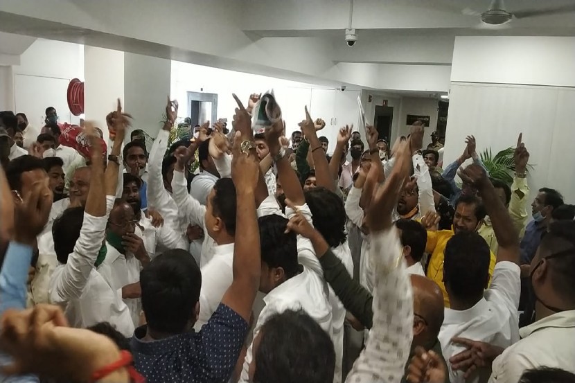 पुण्यात भामा खेड प्रकल्पाच्या उद्घाटनाच्या वेळी भाजपा-राष्ट्रवादीच्या कार्यकर्त्यांची घोषणाबाजी