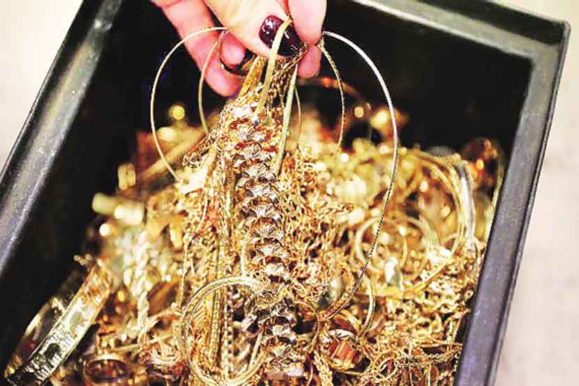 १६ वर्षांपूर्वी चोरीला गेलेला सोन्याचा दागिना रेल्वे पोलिसांकडून परत १६ वर्षांपूर्वी चोरीला गेलेला सोन्याचा दागिना रेल्वे पोलिसांकडून परत