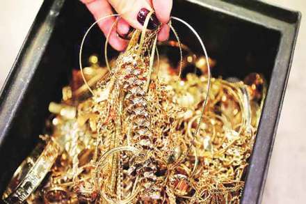 १६ वर्षांपूर्वी चोरीला गेलेला सोन्याचा दागिना रेल्वे पोलिसांकडून परत १६ वर्षांपूर्वी चोरीला गेलेला सोन्याचा दागिना रेल्वे पोलिसांकडून परत