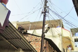लोंबकळत्या वीजवाहक तारांचा धोका कायम