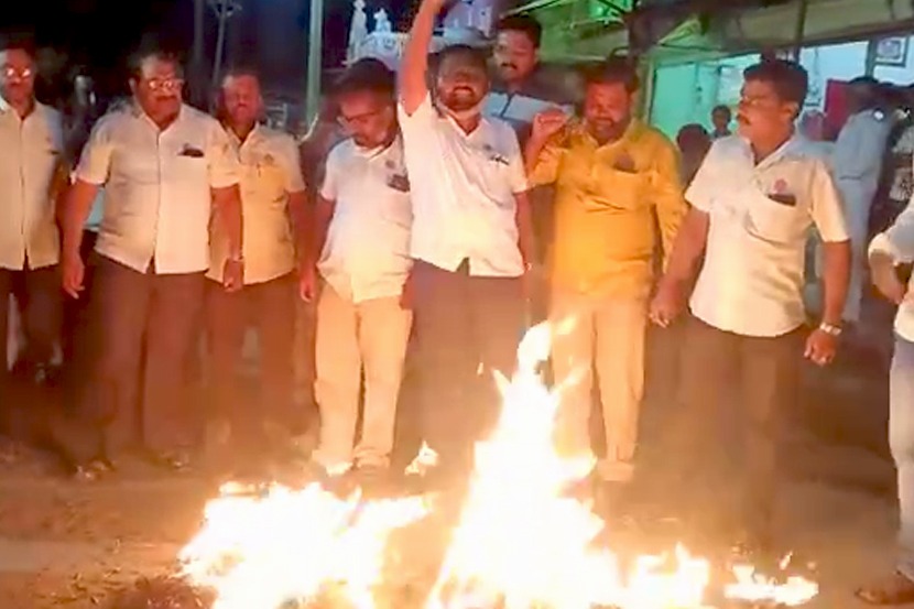 एफआरपीची मोडतोड केल्याच्या निषेधार्थ साखर कारखानदारांच्या प्रतीकात्मक पुतळ्याचे दहन