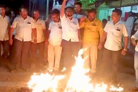 एफआरपीची मोडतोड केल्याच्या निषेधार्थ साखर कारखानदारांच्या प्रतीकात्मक पुतळ्याचे दहन