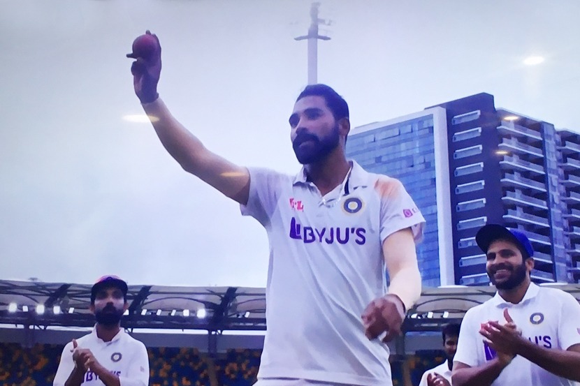IND vs AUS: अजिंक्य रहाणेचा मोठेपणा; पंचांना सांगून मॅच बॉल दिला मोहम्मद सिराजला