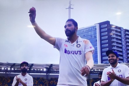 IND vs AUS: अजिंक्य रहाणेचा मोठेपणा; पंचांना सांगून मॅच बॉल दिला मोहम्मद सिराजला