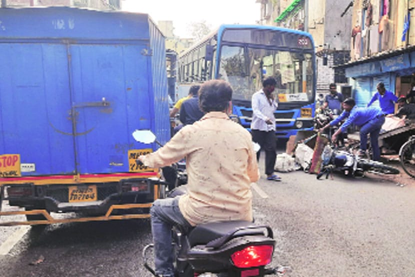आधीच अरुंद असलेल्या रस्त्यांमुळे प्रभाग क्रमांक १८ मध्ये वाहतूक कोंडी नित्याचीच झाली आहे.