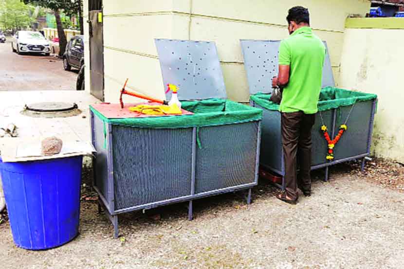 ३५ गृहनिर्माण संस्थांच्या आवारात कचऱ्यापासून खतनिर्मिती ३५ गृहनिर्माण संस्थांच्या आवारात कचऱ्यापासून खतनिर्मिती