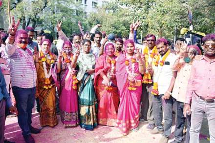 ग्रा.पं. निवडणुकीत विजयी उमेदवारांनी असा जल्लोष केला.