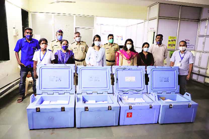 ठाण्यातून बुधवारी सायंकाळी नवी मुंबईत करोना लस दाखल झाली. (छायाचित्र : नरेंद्र वास्कर)