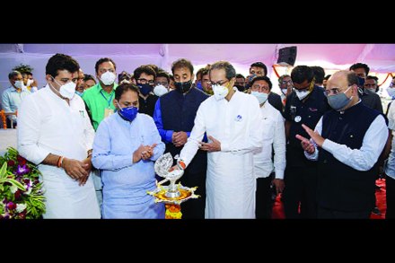 उद्घाटन सोहोळ्यात बोलताना मुख्यमंत्री, अनिल देशमुख, नितीन राऊत, संजय राठोड, आदित्य ठाकरे व मिलिंद म्हैसकर.