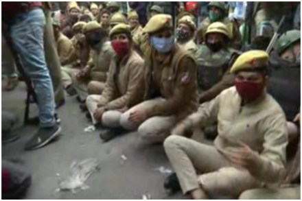 दिल्ली: पोलिसांचा चक्क रस्त्यावर बसून ट्रॅक्टर परेड रोखण्याचा प्रयत्न! दिल्ली: पोलिसांचा चक्क रस्त्यावर बसून ट्रॅक्टर परेड रोखण्याचा प्रयत्न!