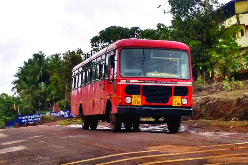 बदनामीच्या भितीपोटी एसटीत वाहकाची आत्महत्या बदनामीच्या भितीपोटी एसटीत वाहकाची आत्महत्या