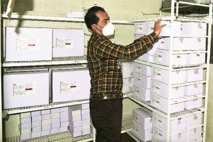 ठाणे जिल्ह्यात बुधवारी दाखल झालेल्या ‘कोविशिल्ड’ लशीच्या साठय़ाची पाहणी करताना अधिकारी.

