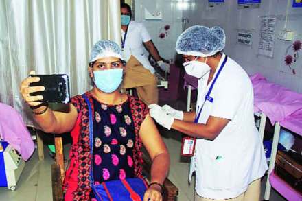 ठाणे जिल्ह्यातील करोना लसीकरण मोहिमेला मंगळवारपासून पुन्हा सुरुवात करण्यात आली. ठाणे जिल्ह्यातील करोना लसीकरण मोहिमेला मंगळवारपासून पुन्हा सुरुवात करण्यात आली.