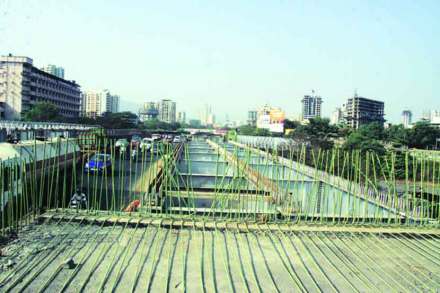 कोपरी पुलावरील तुळया बसवण्याचे काम पूर्ण