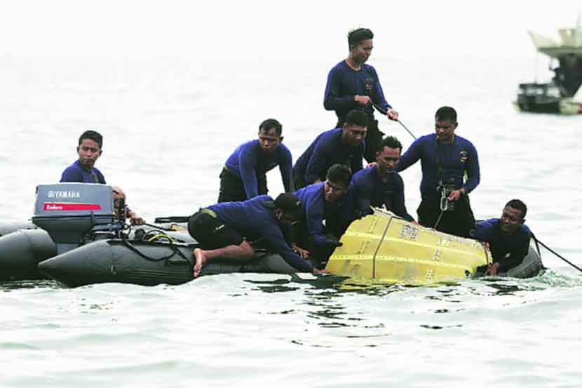 इंडोनेशियाच्या विमानाच्या सांगाडय़ाचे भाग हस्तगत