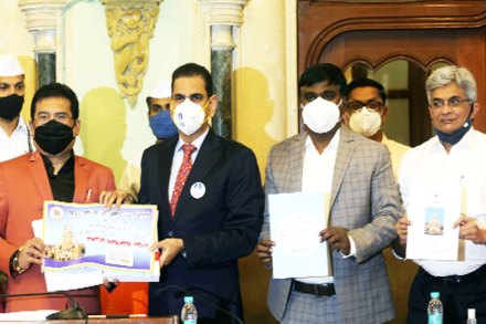 मुंबई पालिका आयुक्त इक्बालसिंह चहल यांनी २०२१-२२ या आर्थिक वर्षांचा अर्थसंकल्प बुधवारी सादर केला. (छाया- गणेश शिर्सेकर)