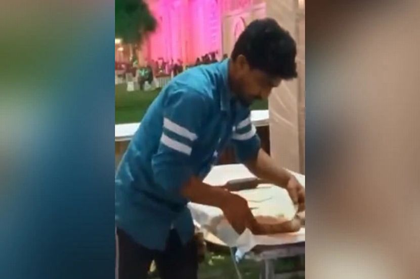 विकृत! लग्नात स्वयंपाक करताना तंदुरी रोटीवर थुंकत होता; व्हिडीओ व्हायरल