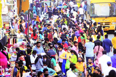 करोनाच्या पार्श्वभूमी वर अंतर नियम पाळण्याच्या सूचना केंद्र-राज्य शासन, तसेच स्थानिक प्रशासनाकडून वारंवार देऊनही ठाण्यातील बाजारपेठांमध्ये रविवारी मोठी गर्दी उसळली होती. (छाया - दीपक जोशी