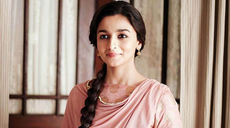 वाढदिवसादिवशी आलियाचं चाहत्यांना सरप्राईज; ‘आरआरआर’मधला लूक केला शेअर