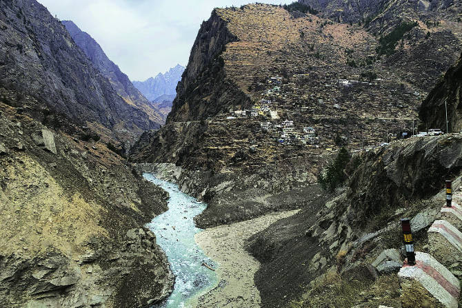 वीज तर गरजेची आहेच, पण जीव त्यापेक्षा जास्त मोलाचा आहे. प्रमाणाबाहेर वीजनिर्मिती प्रकल्प उभारून दुर्घटनांना आमंत्रण देणं परवडणार नाही. 