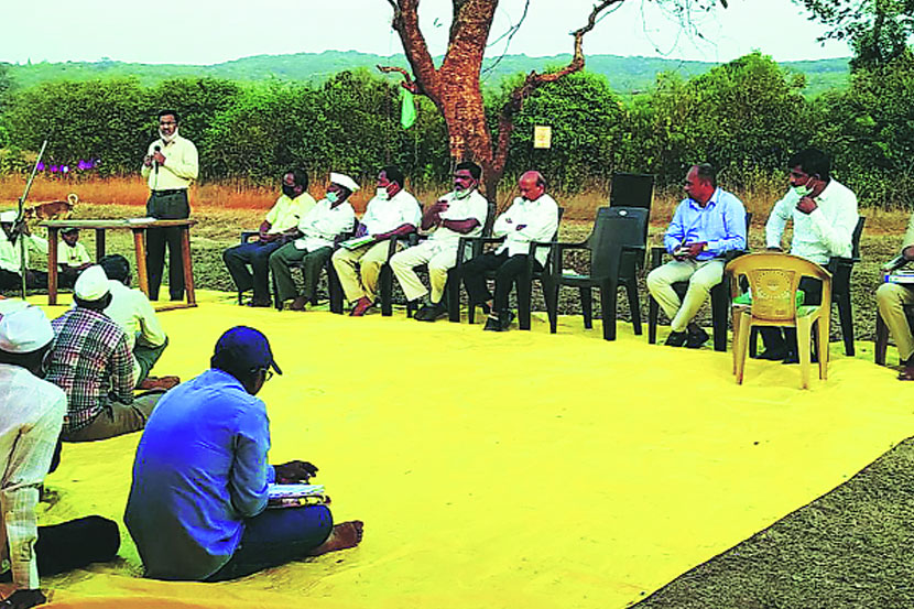 मळे, कोळणे, पाथरपुंज यांचे पुनवर्सन करण्यासाठी पाटणचे उपविभागीय अधिकारी तथा प्रांताधिकारी श्रीरंग तांबे व महसूलसह वनविभागाच्या अधिकाऱ्यांची आंदोलनकर्त्यांबरोबर बैठक झाली. मळे, कोळणे, पाथरपुंज यांचे पुनवर्सन करण्यासाठी पाटणचे उपविभागीय अधिकारी तथा प्रांताधिकारी श्रीरंग तांबे व महसूलसह वनविभागाच्या अधिकाऱ्यांची आंदोलनकर्त्यांबरोबर बैठक झाली.