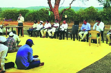 मळे, कोळणे, पाथरपुंज यांचे पुनवर्सन करण्यासाठी पाटणचे उपविभागीय अधिकारी तथा प्रांताधिकारी श्रीरंग तांबे व महसूलसह वनविभागाच्या अधिकाऱ्यांची आंदोलनकर्त्यांबरोबर बैठक झाली. मळे, कोळणे, पाथरपुंज यांचे पुनवर्सन करण्यासाठी पाटणचे उपविभागीय अधिकारी तथा प्रांताधिकारी श्रीरंग तांबे व महसूलसह वनविभागाच्या अधिकाऱ्यांची आंदोलनकर्त्यांबरोबर बैठक झाली.