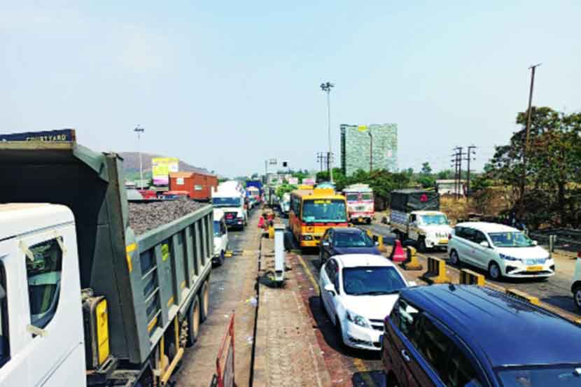 घोटी टोल नाक्यावर वाहनांच्या लागलेल्या रांगा      (छाया - जाकीर शेख)
