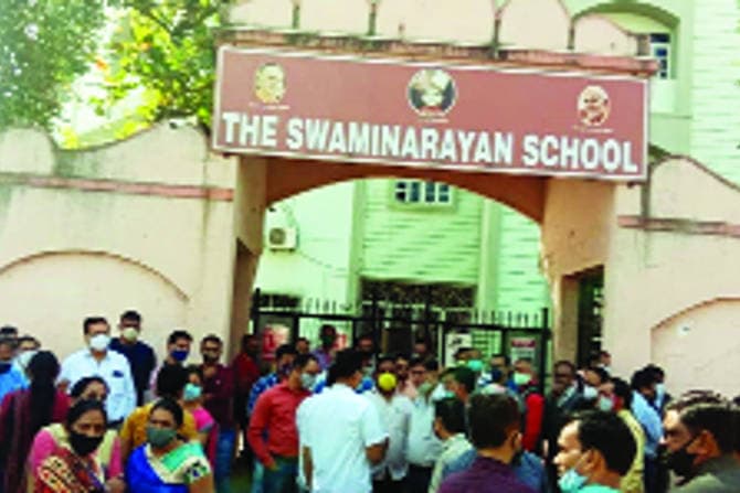 ऑनलाईन वर्गामधून विद्यार्थ्यांना हेतुपुरस्सर वगळल्याचा आरोप करीत अनेक पालक बुधवारी सकाळी ‘द स्वामीनारायण शाळा’ येथे धडकले.
