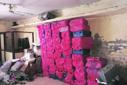 कुपोषित बालकांसाठीचे खजूर गोदामात कुजत कुपोषित बालकांसाठीचे खजूर गोदामात कुजत