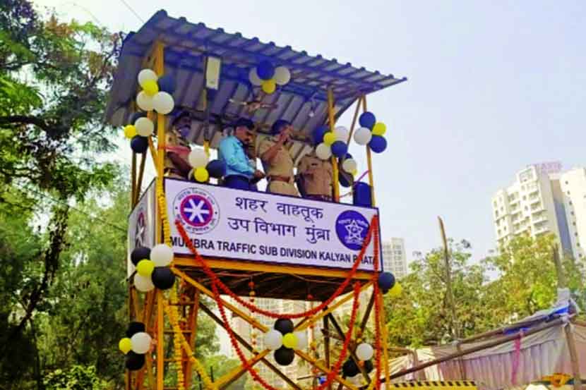 कोंडी सोडविण्यासाठी चौकात ‘मचाण’ कोंडी सोडविण्यासाठी चौकात ‘मचाण’