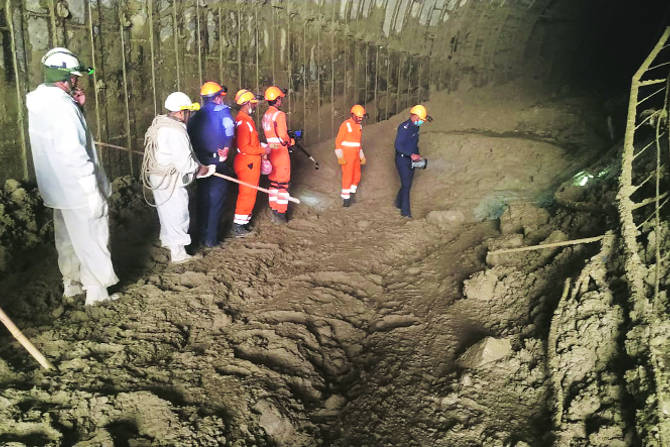 हिमालय हा ५० दशलक्ष वर्षे वयाचा असला तरी तो जगातील सर्वात तरुण पर्वत आहे. बाहेरून कणखर दिसला तरी आतून भुसभुशीत वाळूचा आहे; कारण ‘तेथिस महासागर’ गिळंकृत होऊन तो प्रकटला.