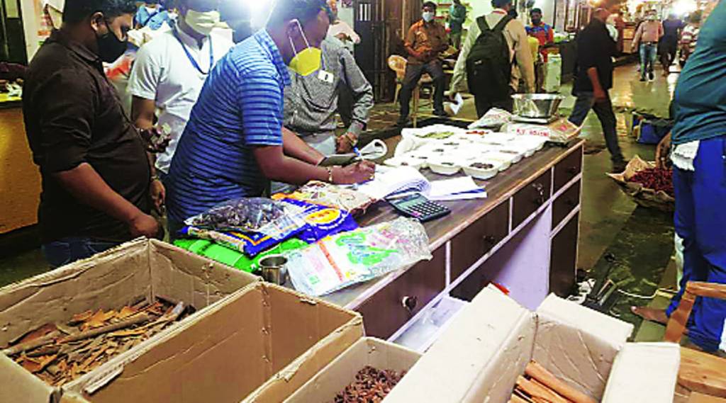 याची गंभीर दखल घेत महापालिका व पोलिसांनी या परिसरात कारवाईची धडक मोहीम हाती घेतली आहे.