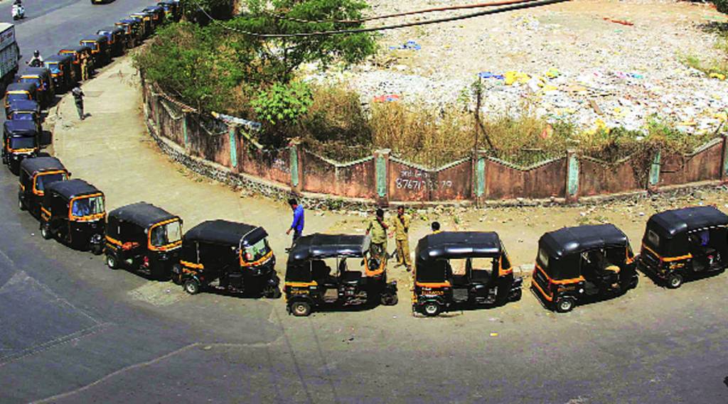 मीटरमध्ये फेरबदल करण्यासाठी पूर्व द्रुतगती महामार्गावर घाटकोपर येथे रिक्षांची रांग लागली होती. (छायाचित्र : दीपक जोशी)