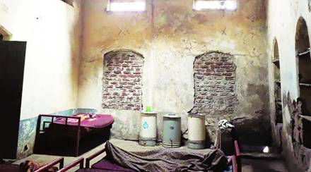 विविध ठिकाणच्या भागांतून गोळा केलेल्या या भिक्षेकऱ्यांना भग्नावस्थेत असलेल्या शासकीय वास्तूमध्ये ठेवले जात असल्याचे समोर आले आहे.