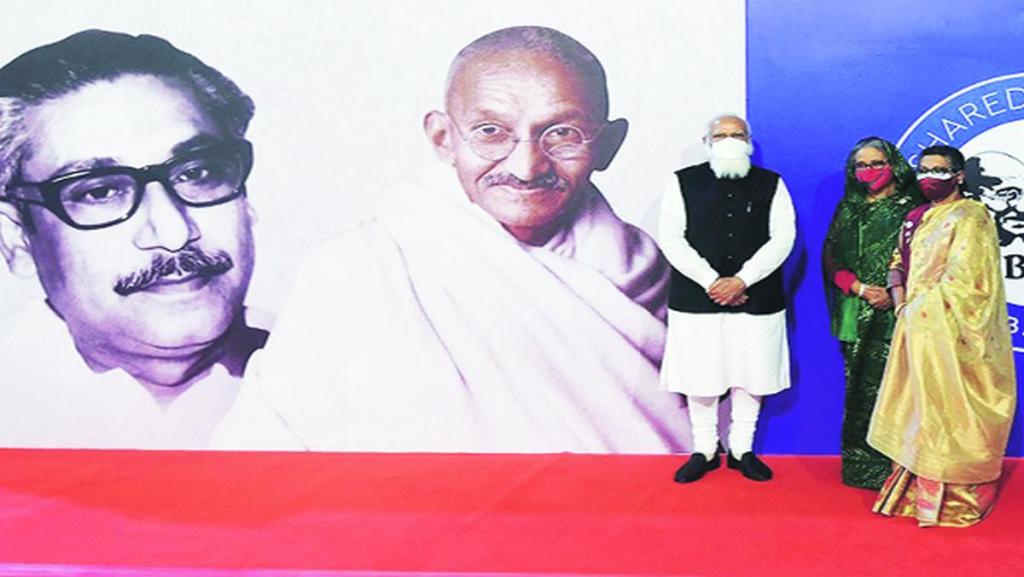 पंतप्रधान नरेंद्र मोदी यांच्या बांगलादेश भेटीतील एक क्षण.
