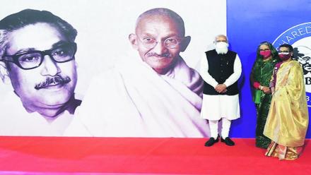 पंतप्रधान नरेंद्र मोदी यांच्या बांगलादेश भेटीतील एक क्षण.