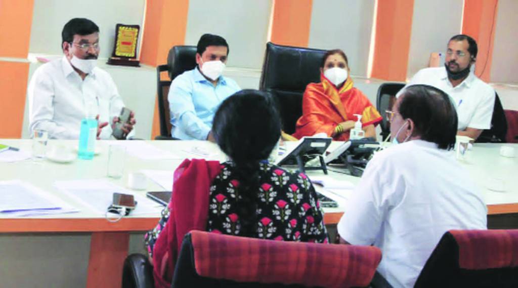 महापौर, आयुक्तांच्या उपस्थितीत पिंपरीतील करोनाविषयक आढावा बैठक घेण्यात आली.