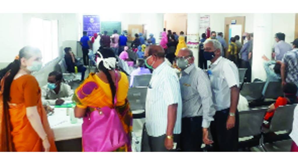 खासगी केंद्रात तर लसीकरण झाले नाही. शासकीय केंद्रावर कुठे कोविन अ‍ॅपमधील तांत्रिक दोष तर कुठे इतर कारणांमुळे तासन्तास वृद्ध ताटकळत राहिले.