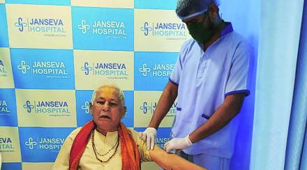 १०२ वर्ष वयाच्या ज्येष्ठ नागरिकानेही लस घेतली