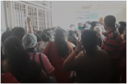 पुणे – लसीकरण सुरू नसल्याने ज्येष्ठ नागरिकांचा कमला नेहरू रूग्णालयात गोंधळ