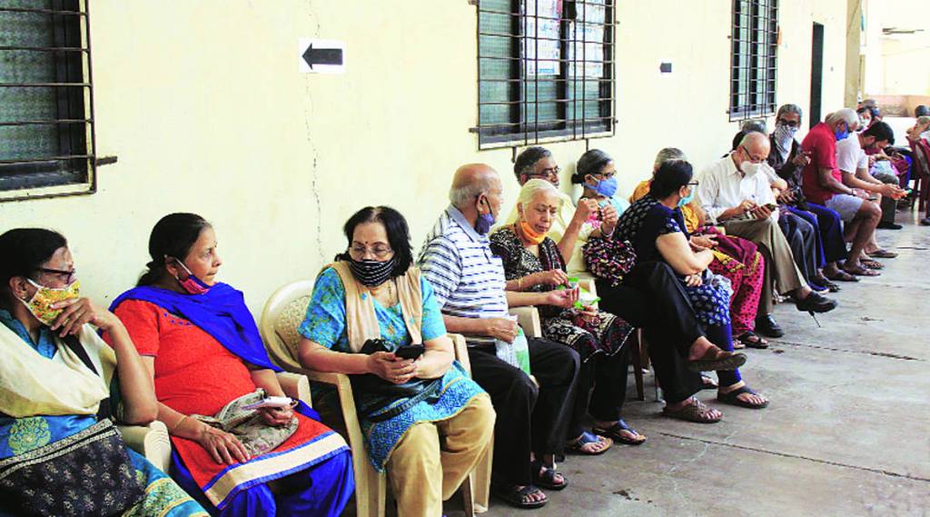 सलग तिसऱ्या दिवशीही लसीकरण केंद्रांवर नियोजन अभावामुळे ज्येष्ठांचे हाल सुरूच असल्याचे पाहावयास मिळाले. 